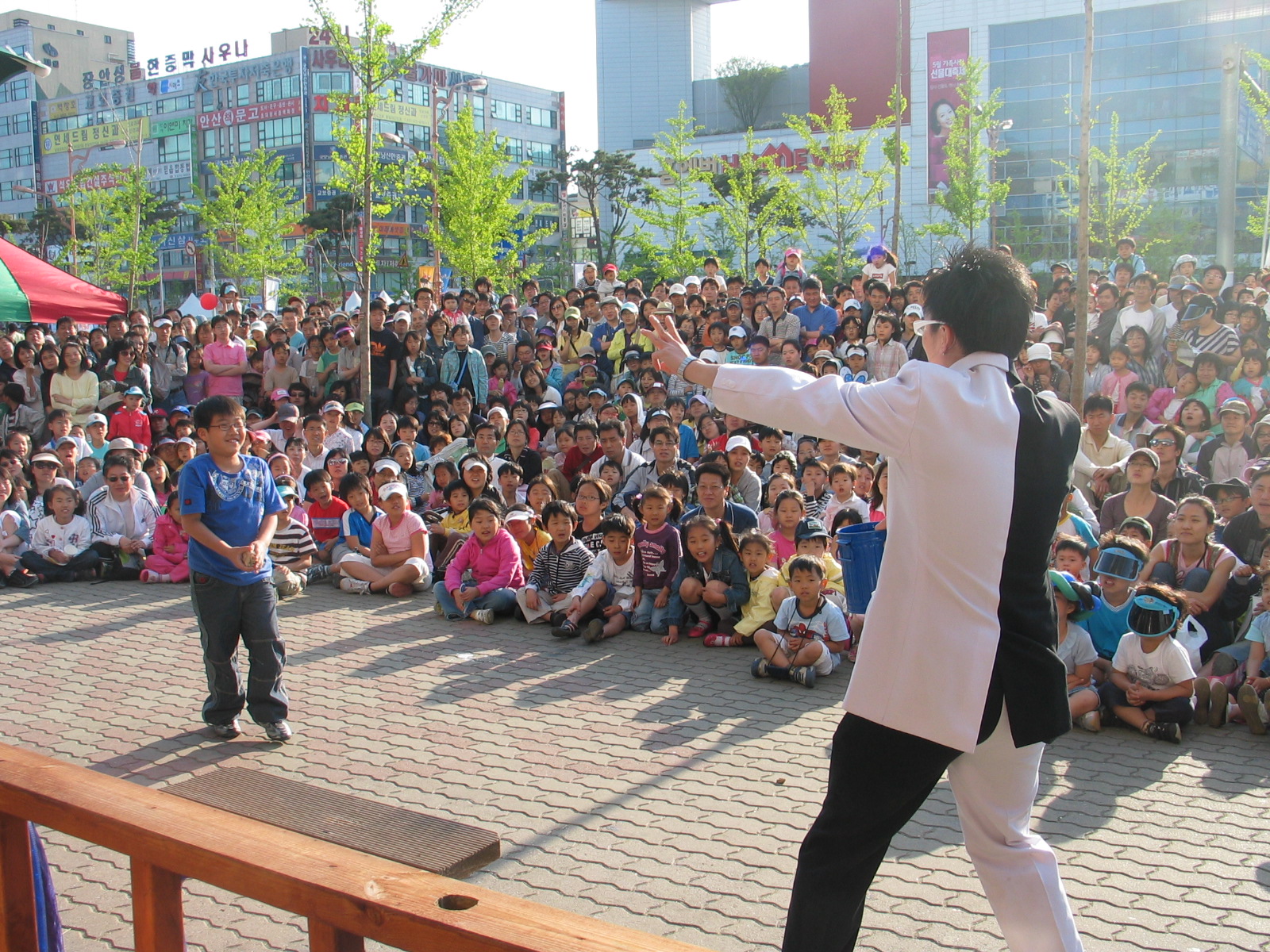 Mr Bottle performing at the Ansan Street Art Festival