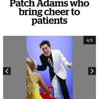來了解一下為患者帶來歡樂的新加坡帕奇·亞當斯（Patch Adams）了解更多信息，請訪問 https://www.todayonline.com/entertainment/arts/meet-singapores-patch-adams-bringing-cheer - 病人