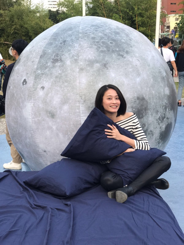 Inflatable moon
