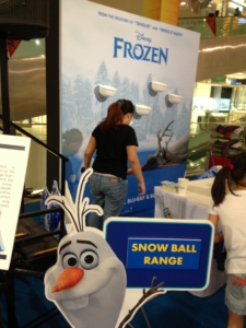 frozen carnival game: snowball range