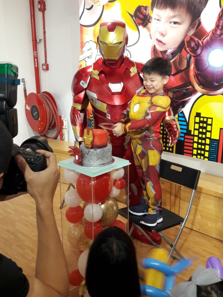 Invite our cosplay ironman to your superhero themed party