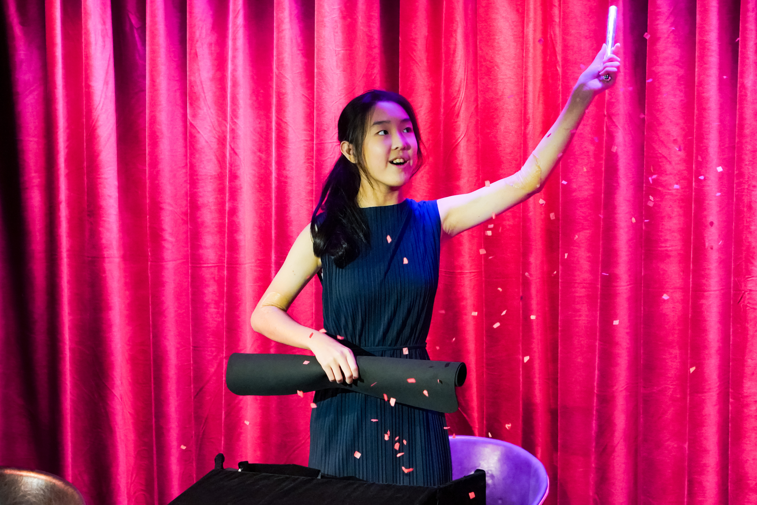 Mr Bottle's student using chinese to perform magic in Shanghai