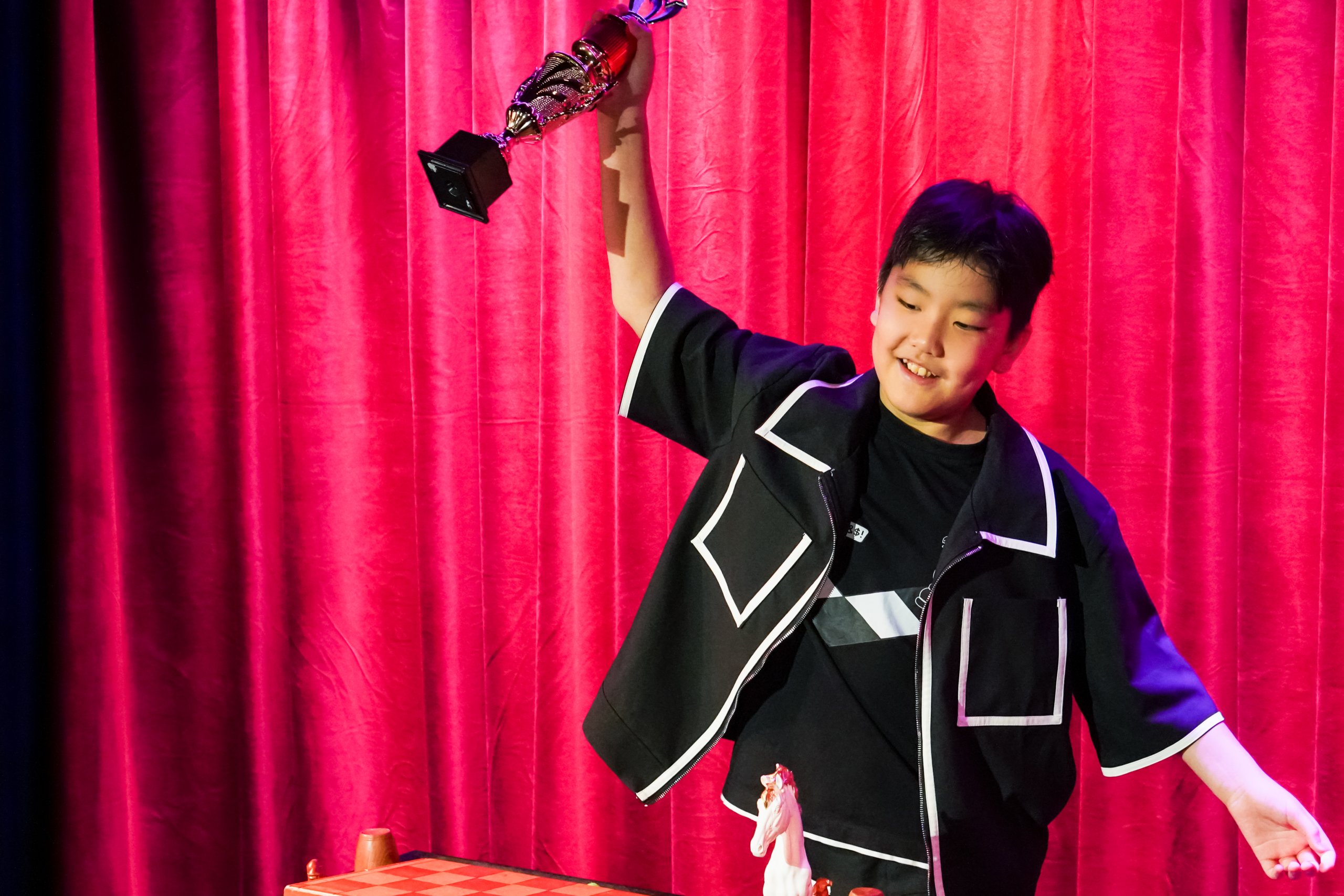 Mr Bottle's student using chinese to perform magic in Shanghai